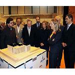 Foto de Ana Pastor visita las maquetas de las casas solares de la competición Solar Decathlon Europe