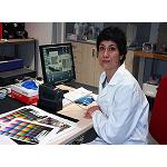 Fotografia de Entrevista a Elena Sanju�n, responsable del laboratori d'assajos de tintes per a arts gr�fiques d'AIDO