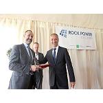Fotografia de Rock Power Càceres lliura a Emerson un esment especial en l'estrena de la seva nova planta fotovoltaica