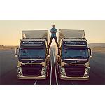 Foto de Jean-Claude Van Damme y Volvo Trucks realizan una proeza única en el mundo