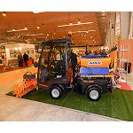 Foto de Un vehículo multifunción y las máquinas para césped artificial, protagonistas del stand de Deltacinco en ExpoAlcaldía