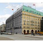 Fotografia de L'escanejo 3D de Faro dóna vida a la façana del famós hotel Adlon en la Porta de Brandemburgo