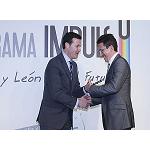 Picture of Santiago Salcedo CEO of Bull Equipment receives the prize to the 'Emprendedor of the year'