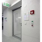 Foto de GEZE permite coordinar el control de salida de emergencia y el control de acceso en edificios públicos