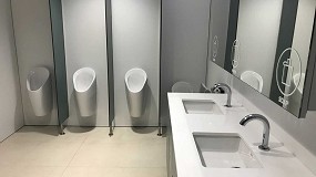 Foto de Limpieza en los baños públicos con soluciones sostenibles que no contaminan