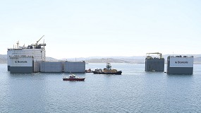 Foto de El buque de carga más grande del mundo recoge los cajones de hormigón construidos por Acciona en A Coruña
