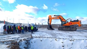 Foto de Empieza a trabajar la primera excavadora Develon DX1000LC-7 de 100 t de Europa