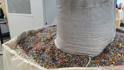 Foto de Reciclaje en circuito cerrado de HDPE: pellets para contacto alimentario con sistema de reciclaje OMNImax