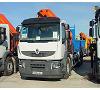 Camion con grua hidraulica Foto