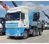 Camion con grua hidraulica Foto