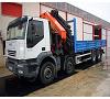 Camion con grua hidraulica Foto