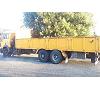 Camion caja abierta con grúa Foto