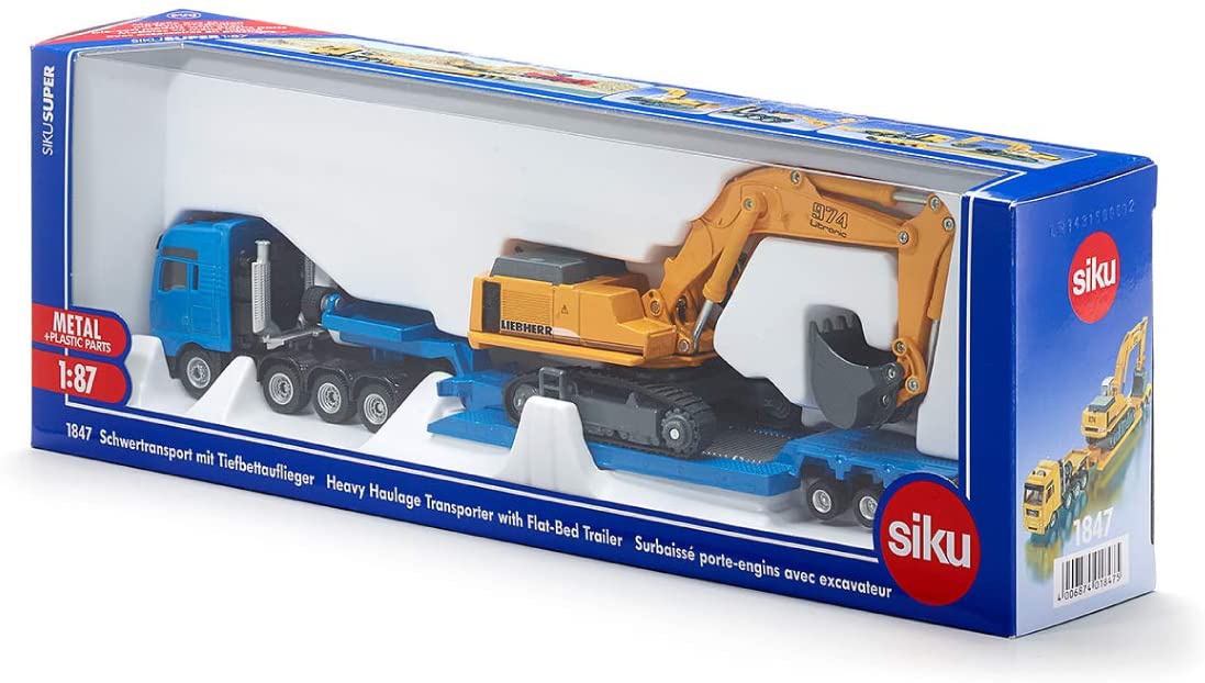 Foto de Camión transportador de carga pesada con excavadora de juguete a escala
