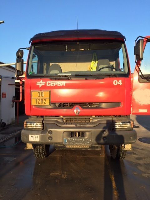 Cami�n con cisterna de gasoil