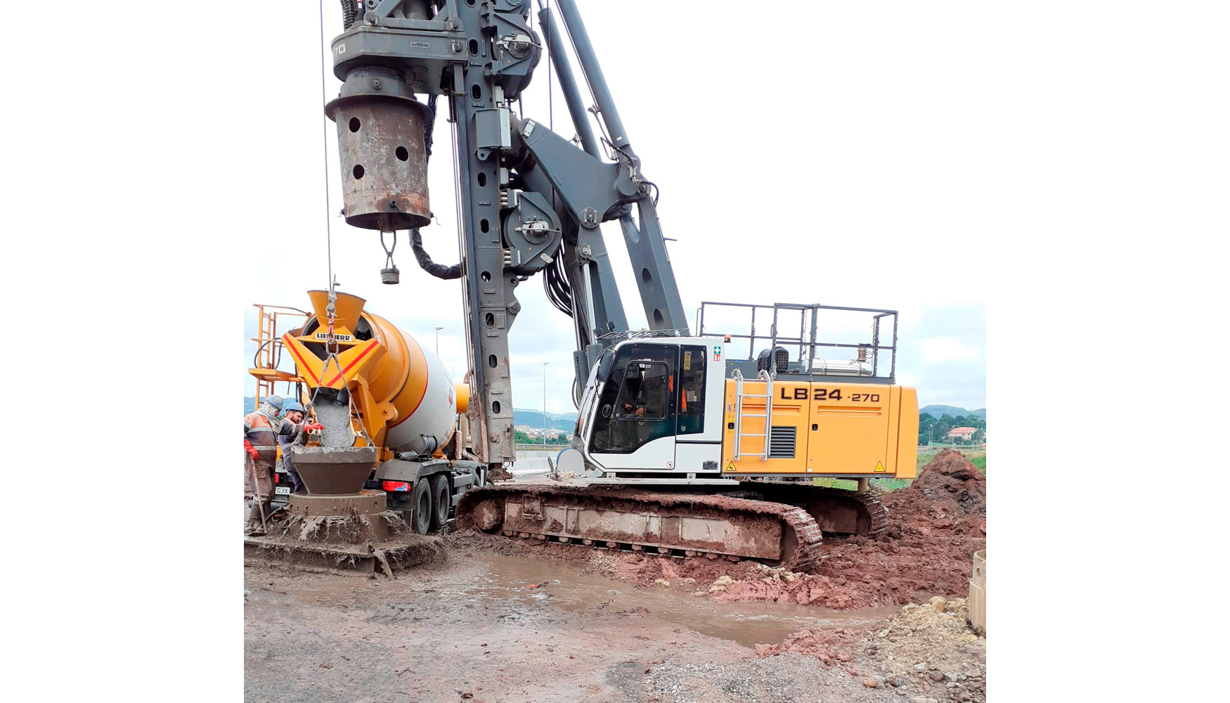 La Pilotadora Liebherr Lb Trabaja En La Ampliaci N Y Enlace De