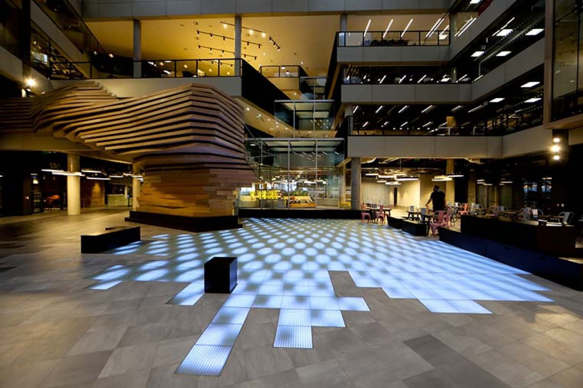 ASB GlassFloor transforma el hall de la sede central de Microsoft en Irlanda con una instalacin artstica nica y tecnologa innovadora