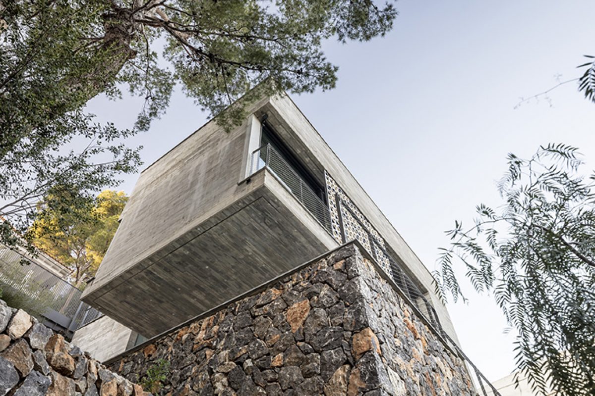 Daniel Isern disea en Mallorca una vivienda de hormign suspendida, con vistas cinematogrficas y cerramientos Technal