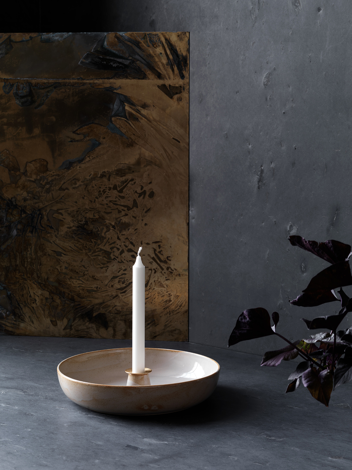 objects_light-tray-candlestick-by-cecilie-manz_republic-of-fritz-hansen