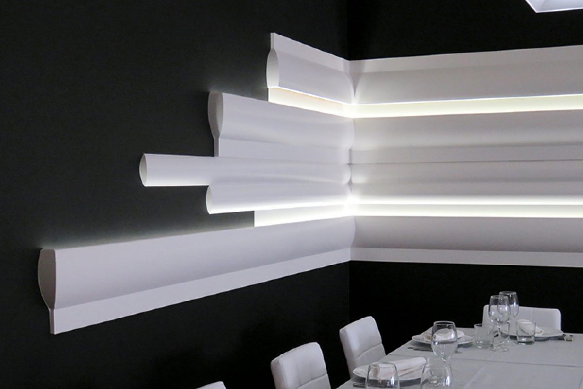 La integracin de las molduras e iluminacin led en el restaurante Tastam nos trasladan al futuro