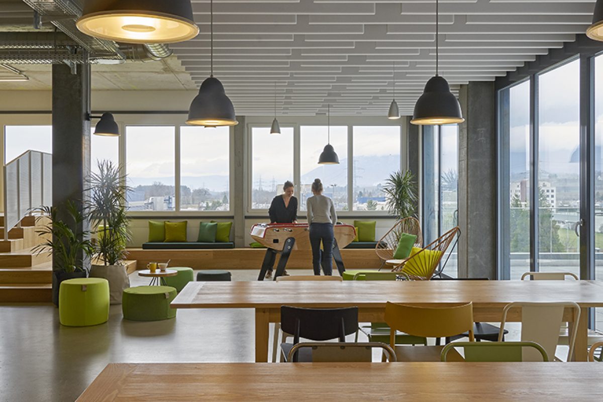 Bloomint Design elige Actiu para equipar la nueva sede de MCI en Suiza. Equilibrio entre diseo corporativo y nuevos espacios sociales