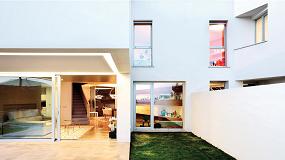 Foto de Dos viviendas adosadas abiertas al paisaje con ventanas de aluminio Technal