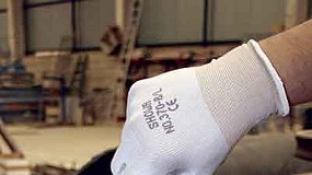 Foto de Toms Bodero ofrece guantes para proteger las manos de los trabajadores de la construccin