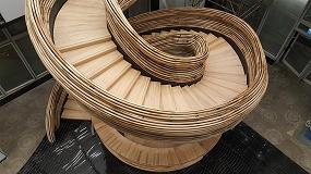 Foto de Oded Halaf y Tomer Gelfand colaboran para crear una escalera orgnica con madera de tullipwood estadounidense para la Amot Atrium Tower