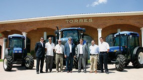 Foto de New Holland entrega a Bodegas Torres cuatro tractores como miembro del programa Vine Master