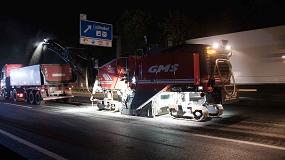 Foto de Extendido de asfalto poroso durante la noche