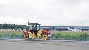 Foto de Dynapac pavimenta una pista de 45 m de ancho en el aeropuerto de Riga con 40.000 toneladas de asfalto