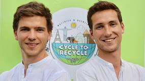 Foto de Dos jvenes darn la vuelta al mundo en bicicleta identificando soluciones medioambientales para aprovechar los residuos plsticos
