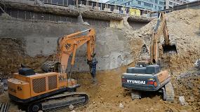 Foto de Primera excavadora de Hyundai de 120 toneladas utilizada en el mayor proyecto de demolicin de Europa