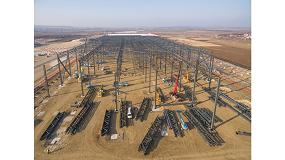 Foto de 120 plataformas telescpicas y de tijera Genie utilizadas en un proyecto en la planta de Jaguar/Land Rover en Eslovaquia