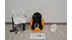 Foto de Aiju aplica la impresin 3D en una silla para una nia con necesidades especiales