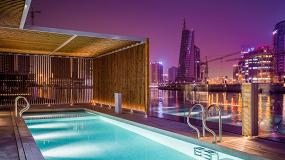 Foto de La madera termotratada Lunawood de Gabarr viste las villas flotantes del Dubai Water Canal