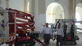 Foto de El distribuidor de Hinowa en Murcia, Marcos Marn, entrega una Light Lift 19.65