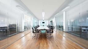 Foto de Oficinas modernas y eficientes con las luminarias IndiviLED de Ledvance
