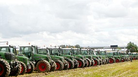 Foto de Ms de 100 tractores de la concentracin Fendtginos 2008 toman Tordesillas