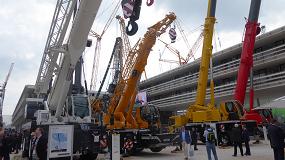 Foto de La gra mvil Liebherr LTM 1650-8.1 ofrece una carga mxima en 8 ejes con pluma telescpica de 54 y 80 metros