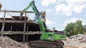 Foto de Una excavadora 830 E de Sennebogen trabaja con xito en la demolicin de un antiguo almacn de muebles