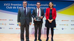 Foto de El presidente de la empresa vallisoletana Toro Equipment recoge el Premio a la Internacionalización 2019 de manos de la ministra de Industria