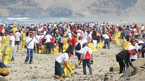 Picture of [es] Acciona rene alrededor de 900 voluntarios durante la jornada de limpieza en playa Cavero de Pachactec, Per