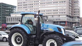 Foto de Un tractor de New Holland circula por Madrid para promocionar un programa de televisin