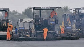 Foto de Extendedoras Volvo rehacen el firme de la pista de alta velocidad de Balocco