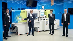 Picture of [es] KraussMaffei entrega la mquina de moldeo por inyeccin nmero 100 a Polycom