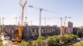 Foto de El equipo Liebherr juega en el estadio Santiago Bernabu