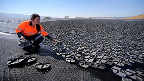 Foto de La cubierta flotante Hexa-Cover, presente en un embalse para abastecimiento de agua potable en Australia