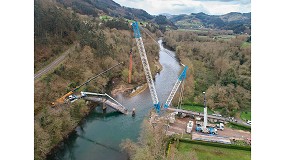 Foto de La gra sobre orugas Liebherr LR 1600/2 de Gras Roxu desmonta el puente de Quinzanas, en Pravia (Asturias)