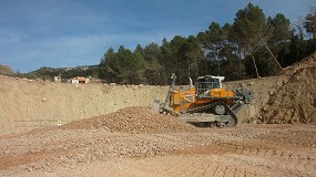 Foto de El buldcer Liebherr PR 766 de Obres I Contractes Semak participa en la construccin del nuevo eje de la autova A-27