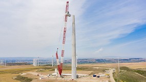 Foto de Grupo Aguado realiza el montaje del nuevo prototipo de turbina elica con su gra LR 11000 de Liebherr